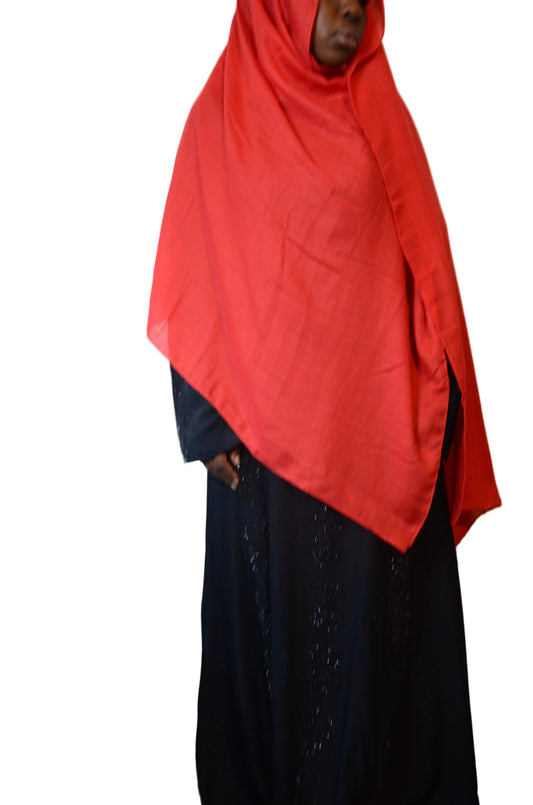 Model wearing a blush pink cotton linen hijab styled in a classic front drape with a soft, lightweight finish.